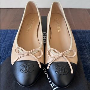CHANEL BLACK & BEIGE BALLET FLATS 38.5